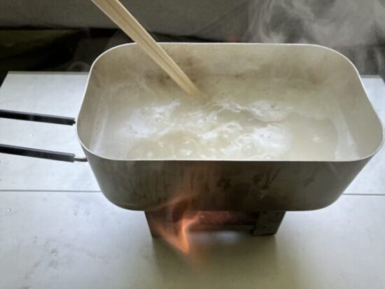 軽くお米をかき混ぜる