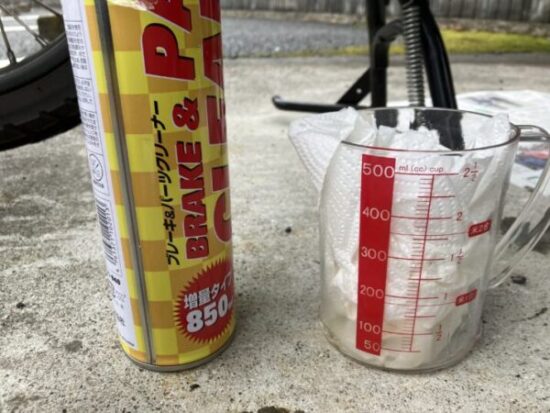パーツクリーナーと計量カップ
