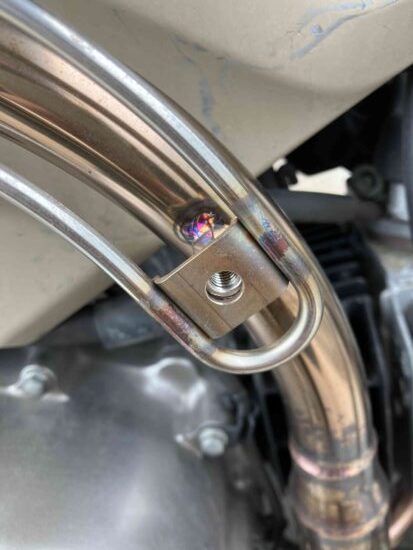 脱落しかけているヒートガード…。車載工具がなければ詰んでました。