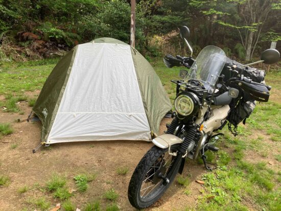 キャンプ仕様のCT125ハンターカブとテント