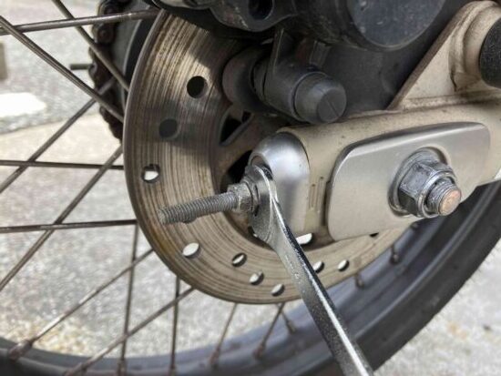 CT125ハンターカブのチェーン調整で使用する車載工具(コンビネーションレンチ)