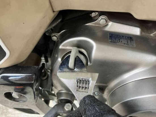 CT125ハンターカブのパーツを摘まんだり、締める時に使う車載工具(モンキーレンチ)