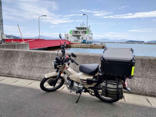 CT125 ハンターカブにONE STEPリアボックスを装着してキャンプに向かう写真