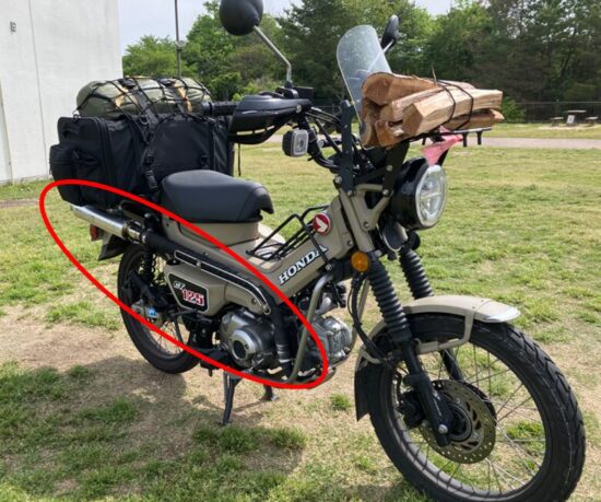 CT125ハンターカブのマフラーが干渉してサイドバックが装着出来ない