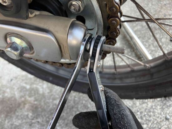 CT125ハンターカブの増し締めでコンビネーションレンチ2本必要
