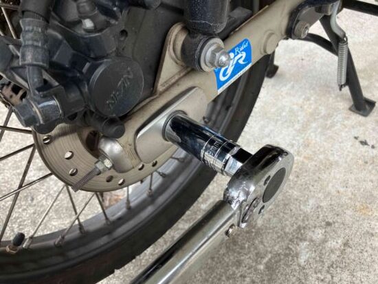 CT125ハンターカブのアスクルシャフトボルトをトルクレンチで増し締め