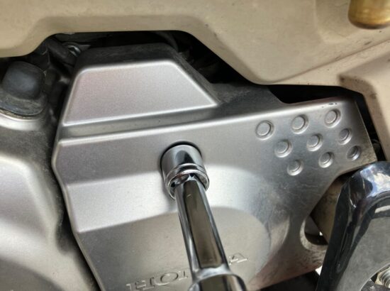CT125ハンターカブのトランスミッションのカバーのネジ穴は小さい