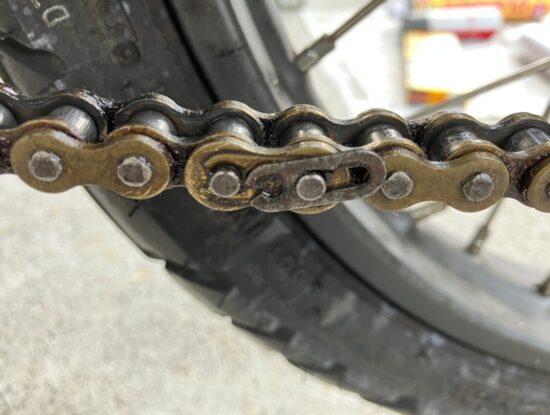 CT125ハンターカブのチェーンクリップを少しズラす
