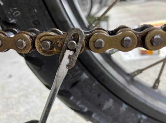 CT125ハンターカブのチェーンクリップが引き抜きやすい状態
