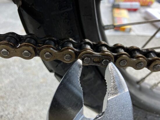 CT125ハンターカブのチェーンクリップをフライヤーで外す