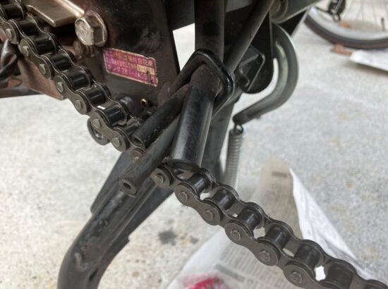 CT125ハンターカブの何かのホースにチェーンが引っ掛かっている