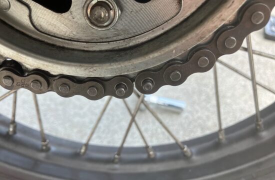 付属品を使ってチェーンを連結する