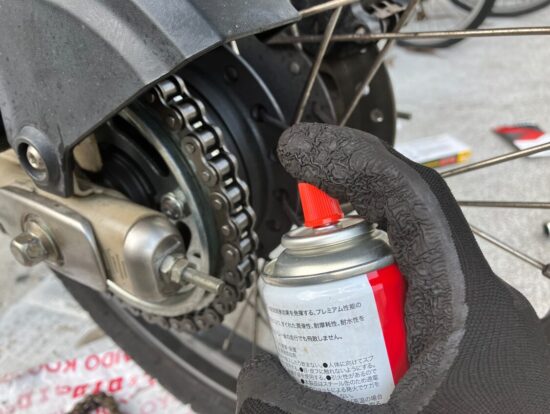 TC125ハンターカブのチェーンにチェーンオイル(チェーンルブ)を塗布する