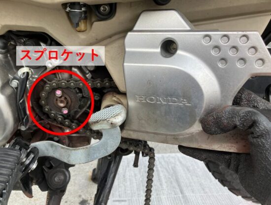 外れたCT125ハンターカブのトランスミッションのカバーとスプロケット