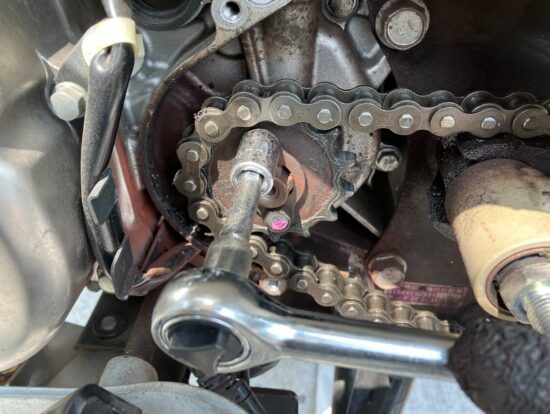 CT125ハンターカブのスプロケットを固定する留め具を外す