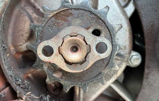 CT125ハンターカブの留め具を切り欠きに合わせて外す