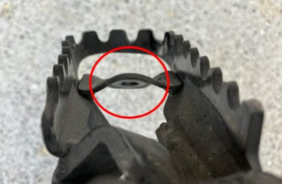 裏側からステップの曲がり箇所を確認