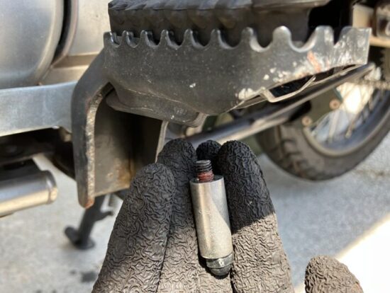 外したボルトとCT125ハンターカブのステップ
