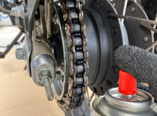 CT125ハンターカブのチェーンとリアスプロケットの接触点にチェーンルブを塗布