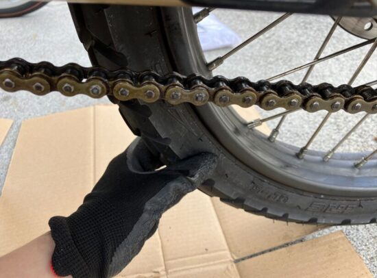 CT125ハンターカブのホイールを手で回してチェーンルブを馴染ませる