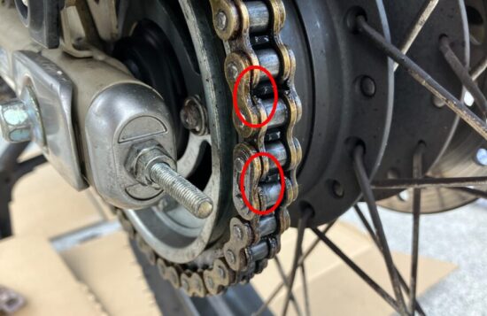 CT125ハンターカブのチェーンに付着したガンコ汚れ