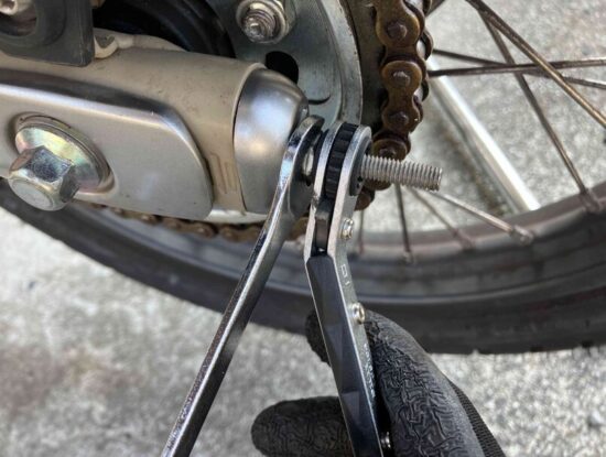 CT125ハンターカブのチェーンアジャスターの増し締めに2本必要