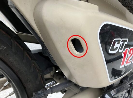 後輪ブレーキフルードはカバーの覗き穴から
