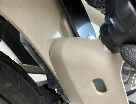 CT125ハンターカブとカバーの隙間からライトを当てると見やすい