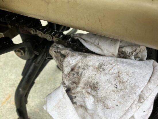 CT125ハンターカブのチェーン清掃中