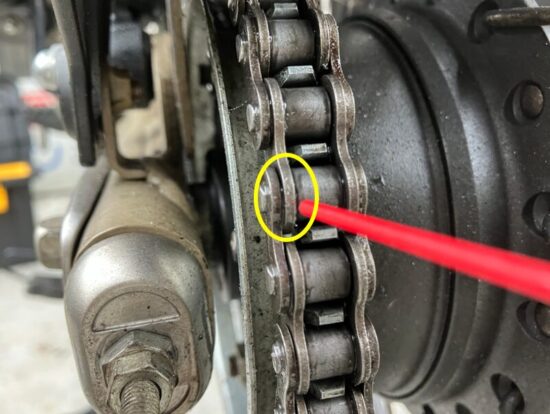 CT125ハンターカブのチェーンオイルは、チェーンの隙間へ塗布
