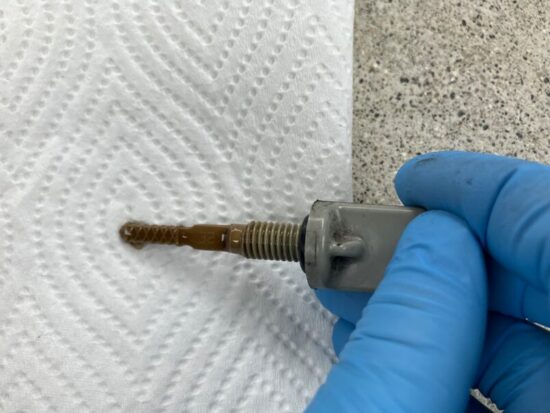 CT125ハンターカブのツーリング前にエンジンオイルのゲージ確認