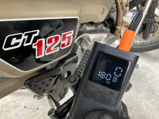 CT125ハンターカブのツーリング前に空気圧確認