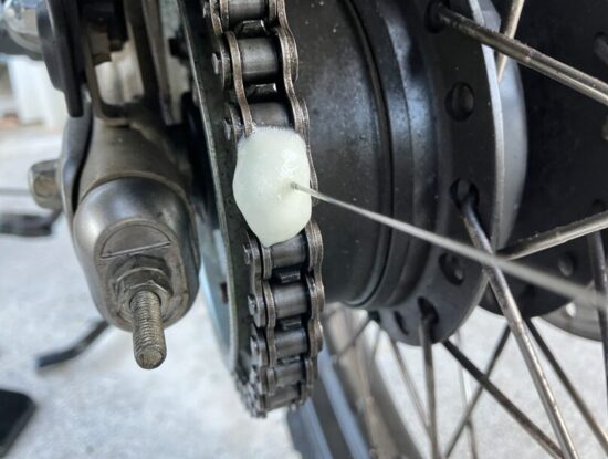 ホンダ純正チェーンオイルを塗布した様子②