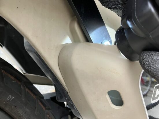 CT125ハンターカブのブレーキフルードをLEDライトで照らして確認している