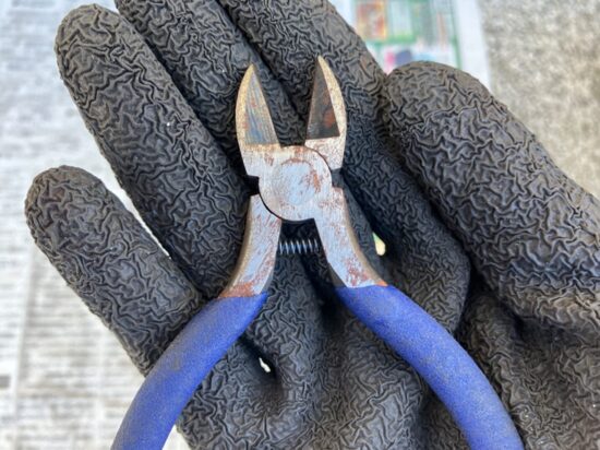 雑な手入れでサビた工具