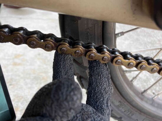 CT125ハンターカブのチェーン張りを確認している様子。初心者だからことチャレンジするべき!