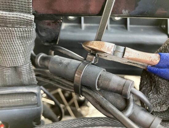 CT125ハンターカブのケーブルを束ねている結束バンドを切断している