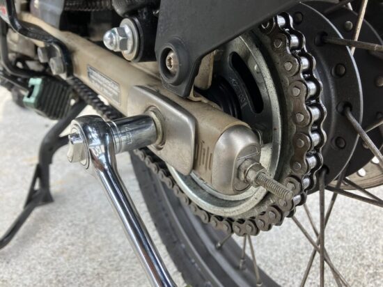 CT125ハンターカブのアスクルシャフトの緩み確認している