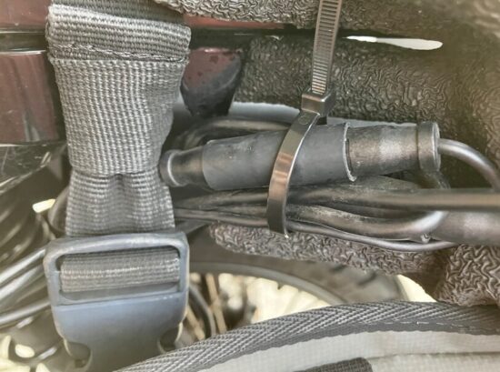 CT125ハンターカブに積載している車載カメラのケーブルを結束している