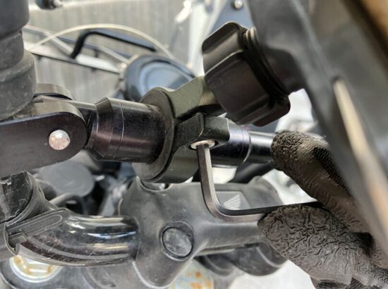 CT125ハンターカブのスマホスタンドを調整している
