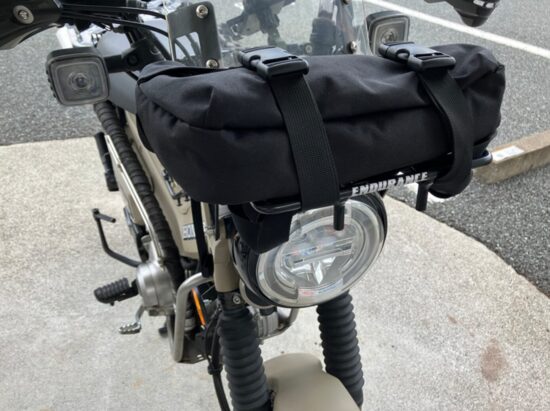 フロントキャリアに車載工具を固定する