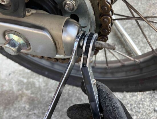 ハンターカブのチェーン関連のメンテナンス作業で活躍