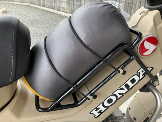 CT125ハンターカブのセンターキャリ積載例:寝袋