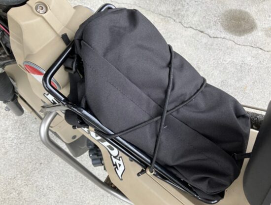 CT125ハンターカブのセンターキャリ積載例:小型ポーチ