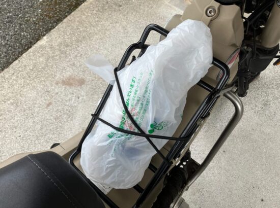 CT125ハンターカブのセンターキャリ積載例:キャンプで発生したゴミ