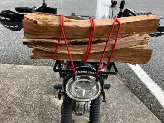 ハンターカブで薪をキャンプサイトまで運ぶ