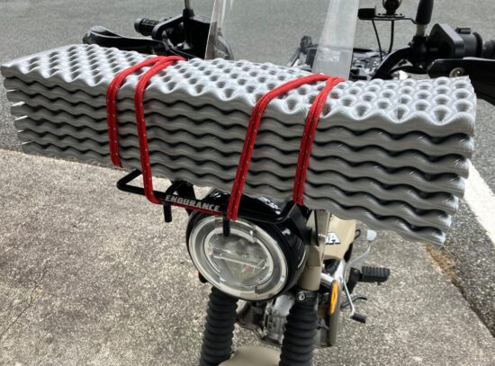 ハンターカブのフロントキャリアに、軽くてスペースを取る荷物を積載する