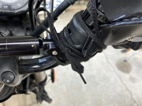 CT125ハンターカブのハンドルにハンドルカバーを固定する