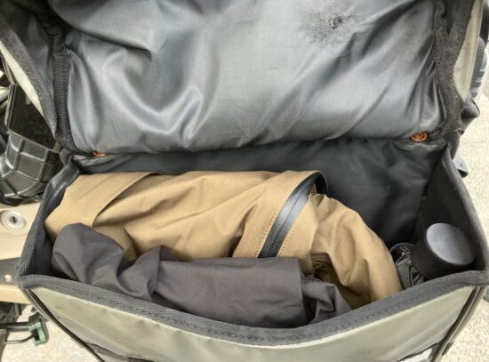 キジマのサイドバックに折り畳み傘とレインウエアを収納